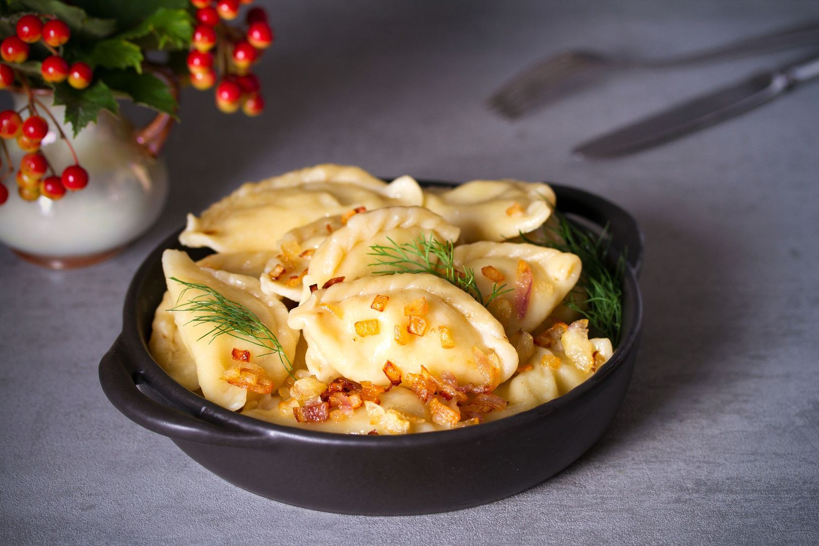 Pierogi okraszone cebulką