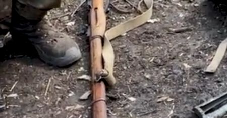 Ukraińcy zdobyli rosyjski okop. Na miejscu znaleźli taki carski relikt