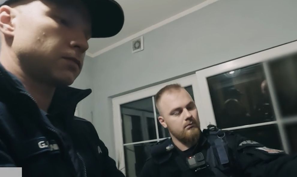 "Proszę otworzyć drzwi, inaczej wejdziemy siłą". Oto co zastali w domu