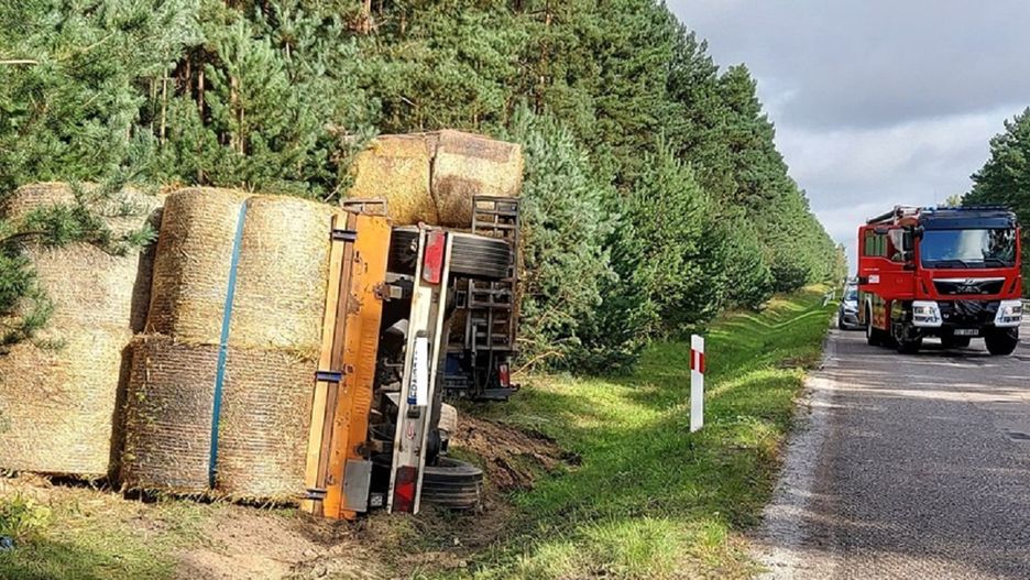 Tragiczny wypadek pod Łodzią. Ciężarówka wjechała w las