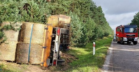 Tragiczny wypadek pod Łodzią. Ciężarówka wjechała w las