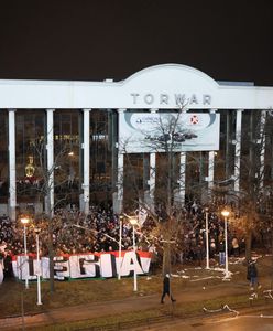 Tłumy pod stadionem Legii. Kibice protestowali przeciw obostrzeniom