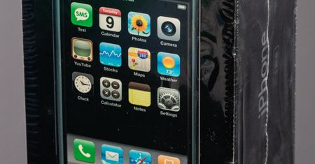 Pierwszy iPhone sprzedany za fortunę. Można za to kupić mieszkanie