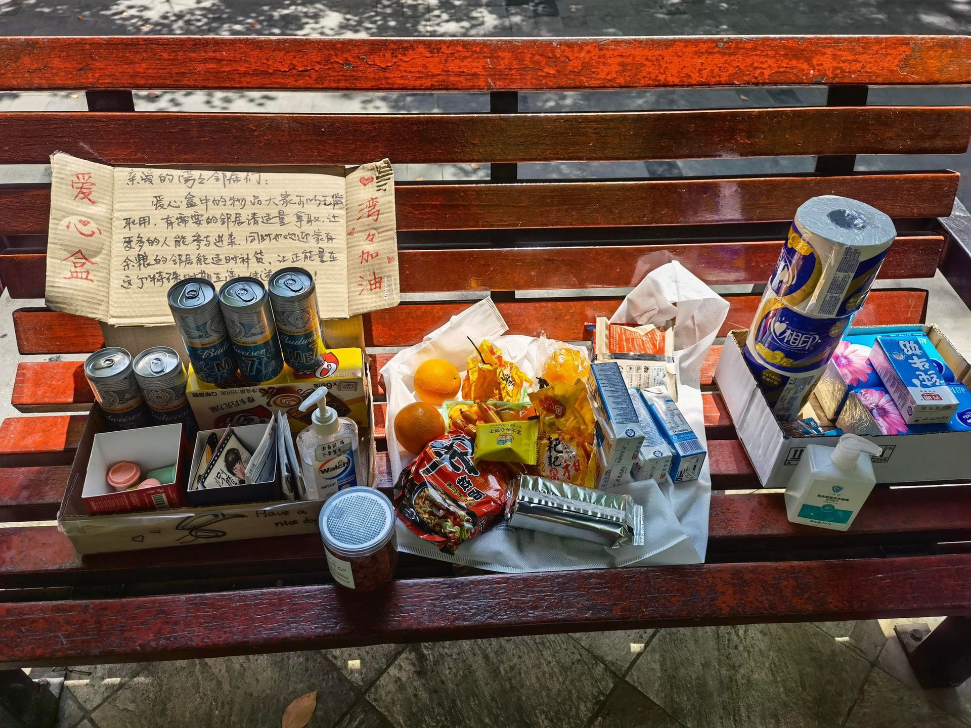 W mieście, w którym żyje tyle ludzi, co w całej Australii, ulice świecą pustkami. Miliony osób od tygodni są uwięzione w swoich mieszkaniach, a zdobycie czegoś do jedzenia jest dla nich nie lada wyzwaniem