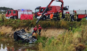 Wieluń: Samochód wpadł do stawu. Dwie osoby nie żyją