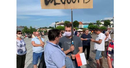 Wybory 2020. Incydent przed wiecem Andrzeja Dudy. Mężczyzna wyszedł sam z napisem "długopis"