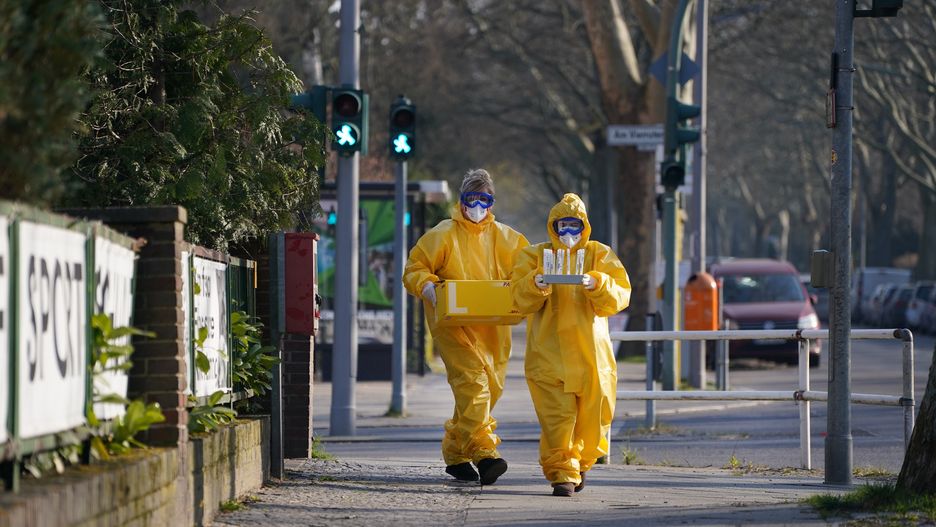 Koronawirus. Polska. Dr Paweł Grzesiowski: "wiemy, że sieją wesela, sieją szkoły, dyskoteki, imprezy. Trzeba je zawieszać"