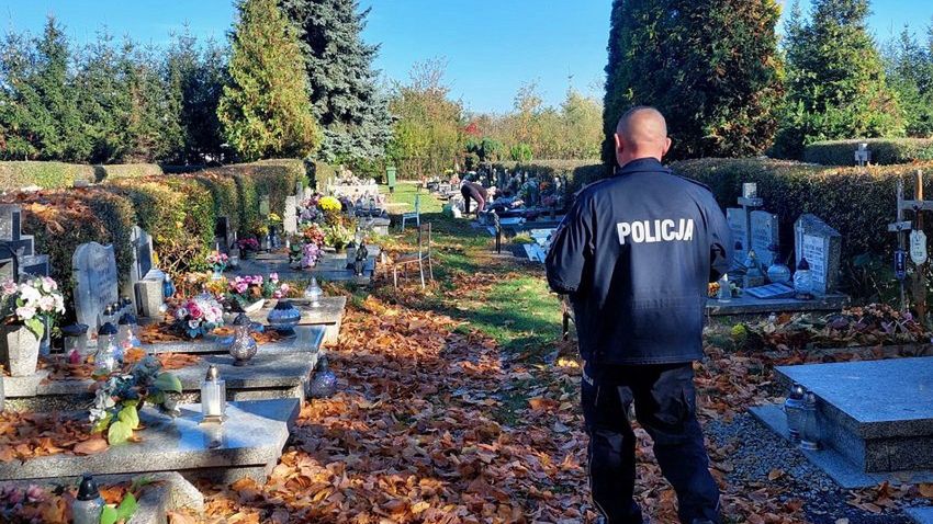 Policjant na cmentarzu