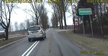 Na podwójnej ciągłej wyprzedzał radiowóz. Chciał wręczyć łapówkę (wideo)