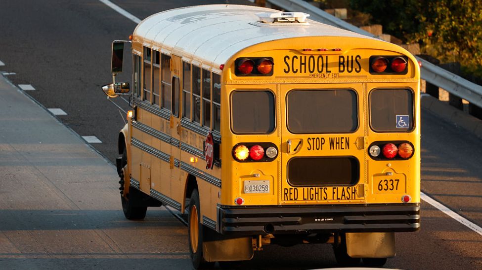 Nastoletni uczniowie zatrzymali autobus na autostradzie