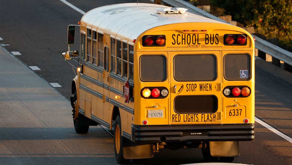 Uczniowie przejęli kierownicę autobusu, gdy zasłabła. Mieli 12 i 13 lat