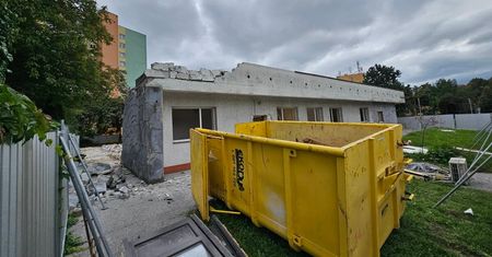 Wyburzają stary komisariat policji przy ul. Walecznych. To ostatnie chwile tego budynku