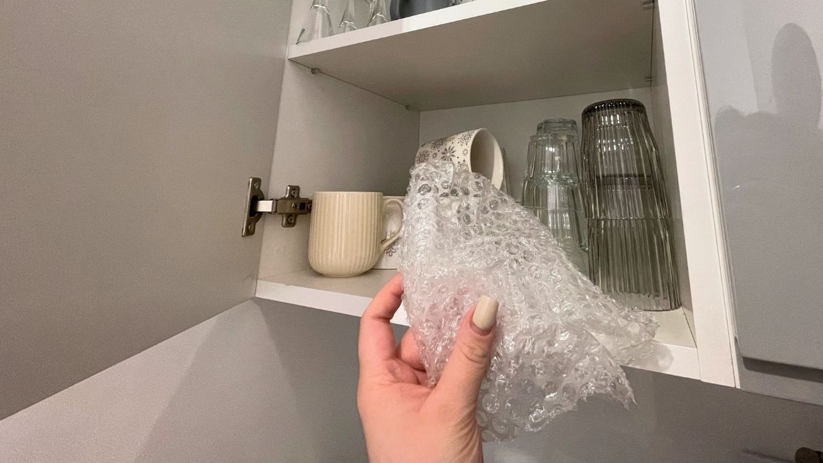 Włóż folię bąbelkową do szafek w kuchni