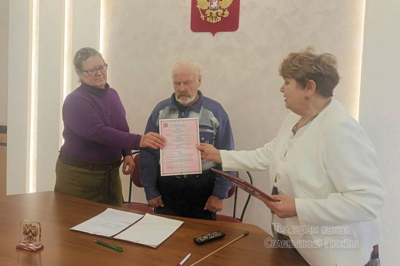 76-year-old Russian ties the knot, then heads to warfront