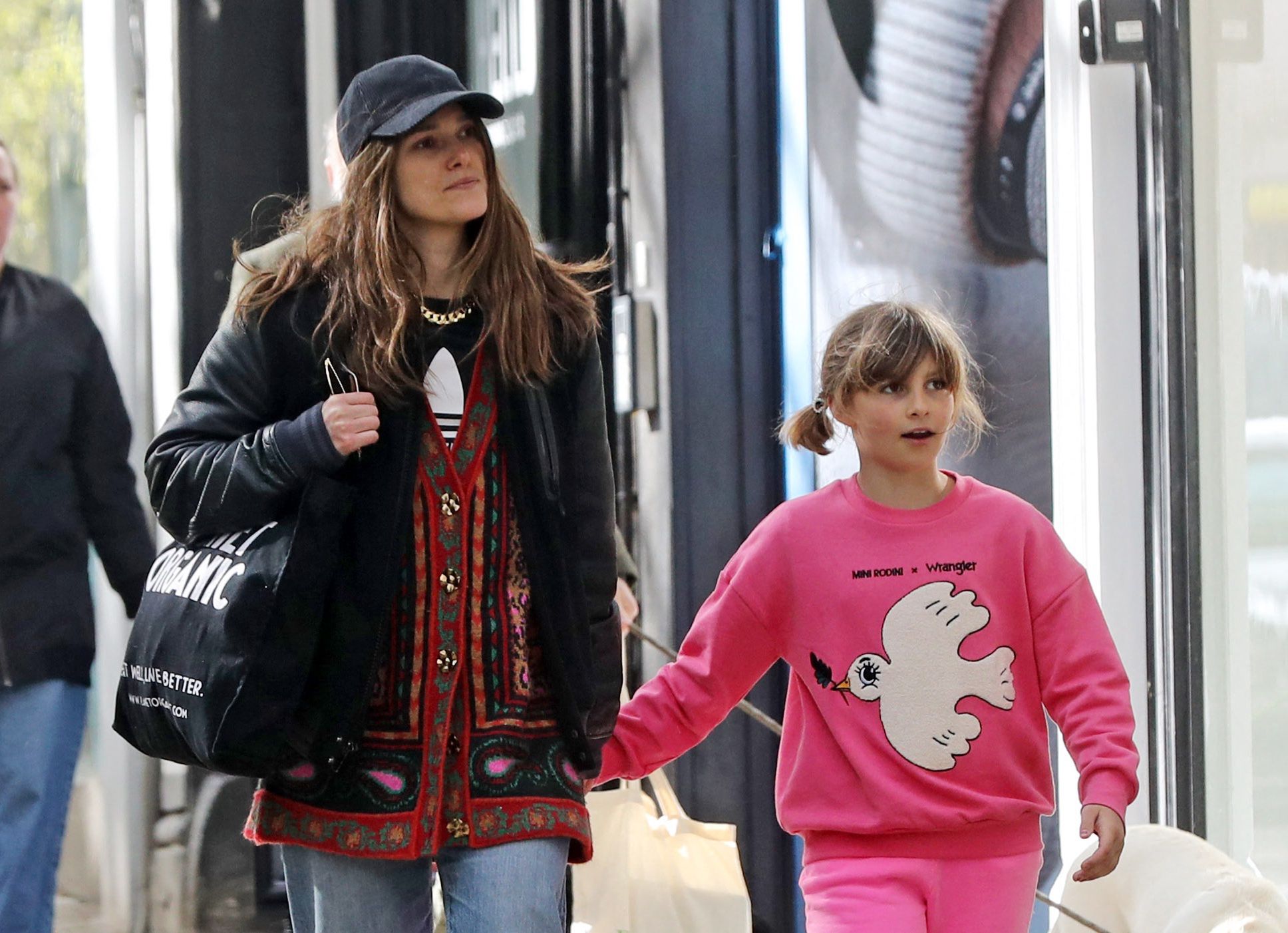 Keira Knightley spaceruje z córką po mieście