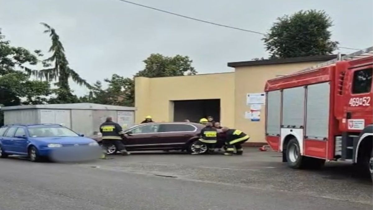 Strażacy musieli przestawić auto.