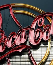 Coca-cola mniej sprzedaje, ale więcej zarabia