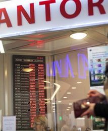 Złoty słabnie względem głównych walut. Dolar przed frankiem i euro