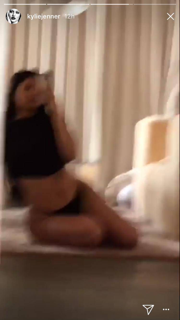 Kylie Jenner pochwaliła się brzuchem po ciąży