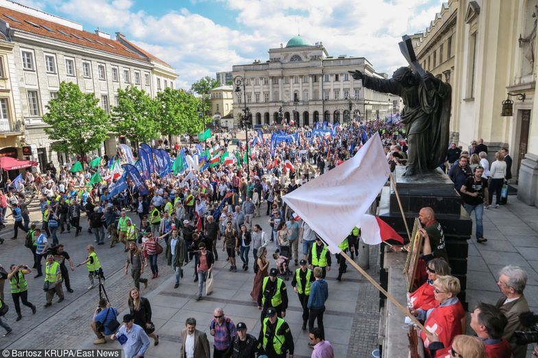 Tłumy na marszu KOD-u w Warszawie. Przyszło... 240 tysięcy osób!