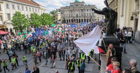 Tłumy na marszu KOD-u w Warszawie. Przyszło... 240 tysięcy osób! (ZDJĘCIA)