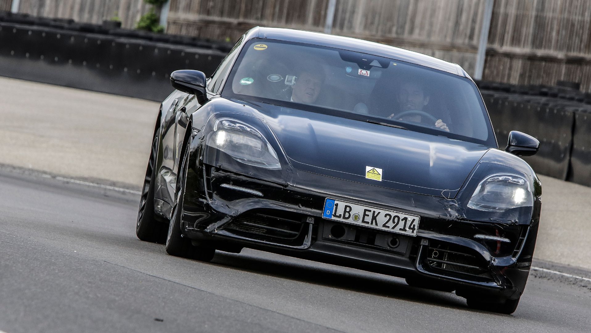 Porsche Taycan zmieni opinię o elektrykach. W specyfikacji nie ma nic z odkurzacza