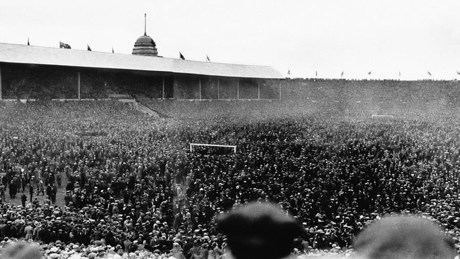 Stadion Wembley przed finałem Pucharu Anglii w 1923 roku