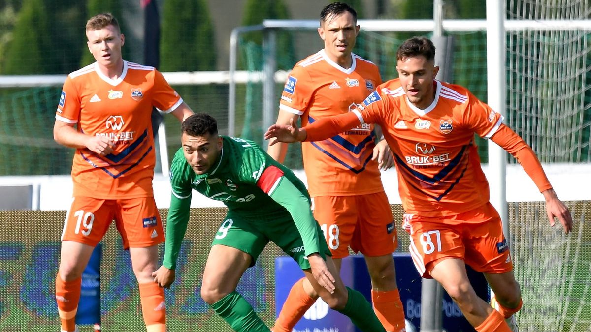 PAP / Piotr Polak / Na zdjęciu: Leandro z Radomiaka i Jakub Pek z Termaliki (z prawej)