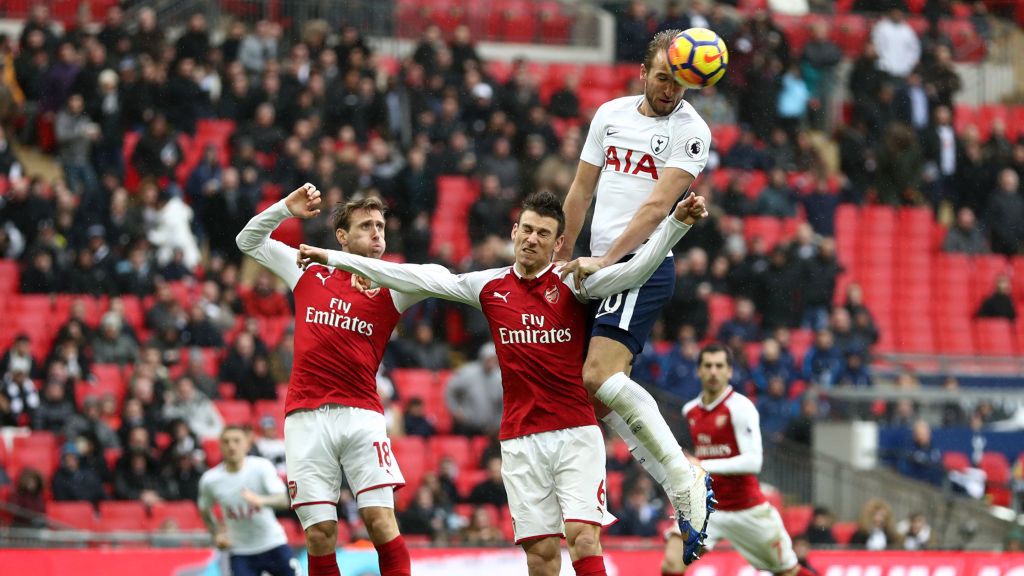 Zdjęcie okładkowe artykułu: Getty Images /  Catherine Ivill / Harry Kane (w białej koszulce) wygrywa pojedynek z Laurentem Koscielnym