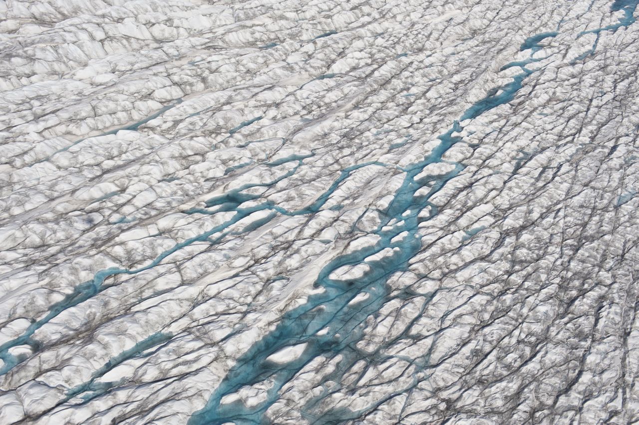 Woda na roztapiającej się czapie lodowej w Grenlandii