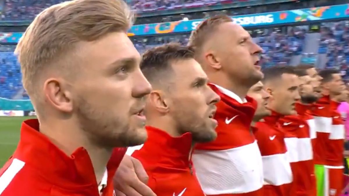 Zdjęcie okładkowe artykułu: Twitter /  / Na zdjęciu: Polacy śpiewają hymn