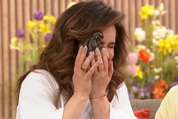 Zwierzę wylądowało na twarzy Tadli w programie na żywo. "Ostrzegano nas"