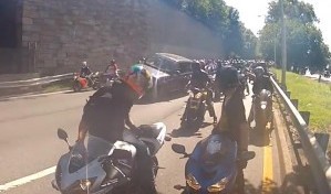 Grupa motocyklistw staranowana przez kierowc Range Rovera
