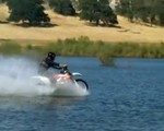 Pogromcy Mitów jeżdżą motocyklem po wodzie