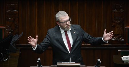 Dla nich Grzegorz Braun jest bohaterem. "Prawdziwy mężczyzna"