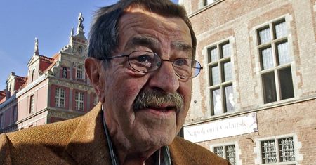 Służba w SS, oskarżenia o antysemityzm, liczne prowokacje i skandale. Noblista z Gdańska kończy 85 lat