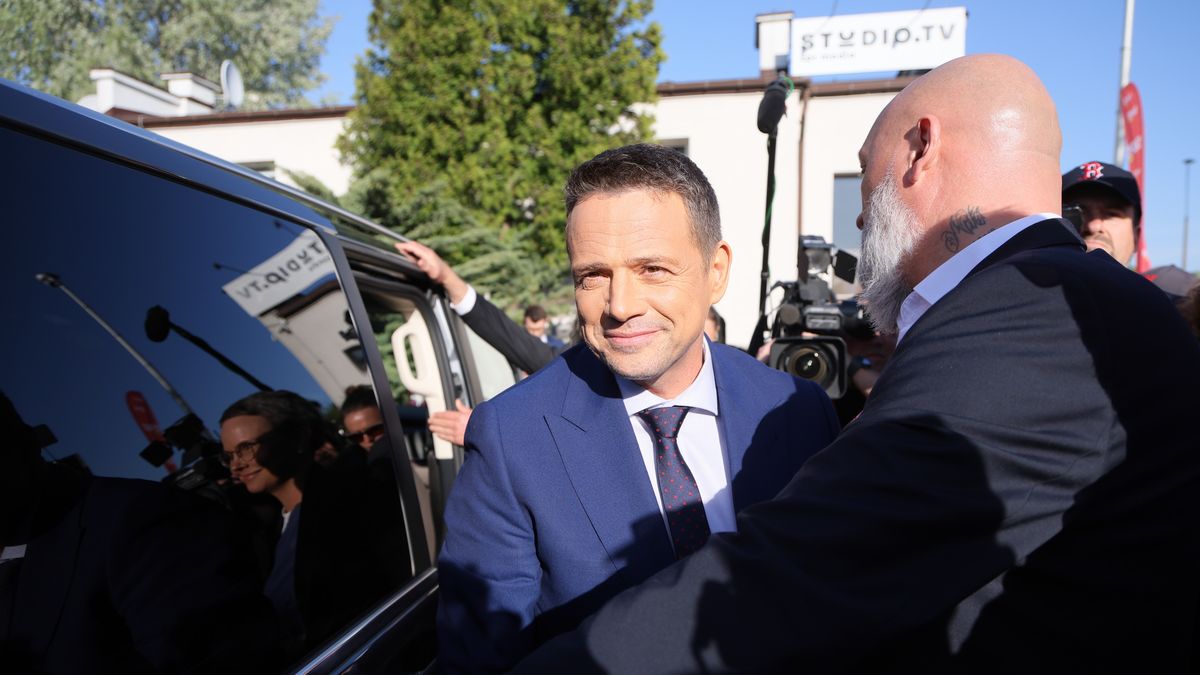 Warszawa, 28.04.2025. Wybory Prezydenta RP 2025 - kampania. Kandydat KO w zbliżających się wyborach prezydenta RP, prezydent Warszawy Rafał Trzaskowski w drodze na debatę prezydencką "Super Expressu", 28 bm. w Studio ZPR Media w Warszawie. (sko/mr) PAP/Rafał Guz