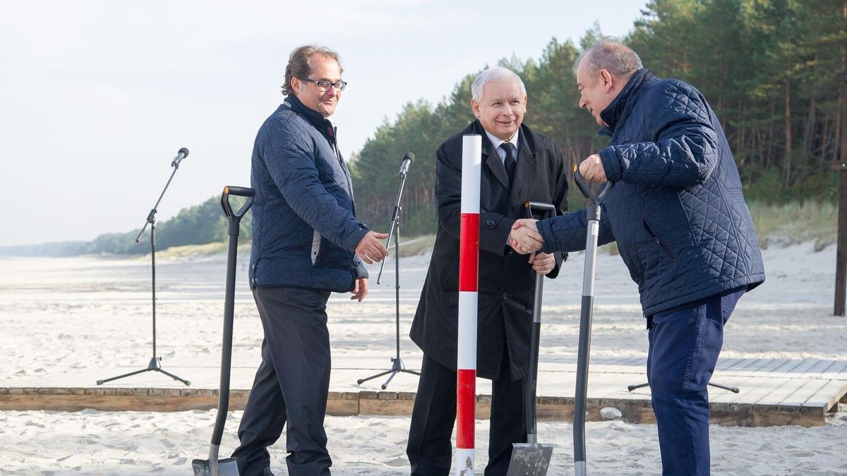Jarosław Kaczyński wbił pierwszą łopatę przy przekopie Mierzei Wiślanej.