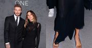 Victoria Beckham pozuje u boku męża i "cierpi" dla mody, ugniatając palce w za małych (?) szpilkach