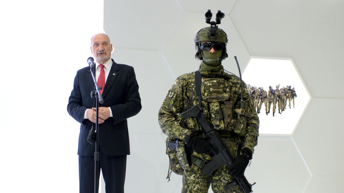 Kielce, 05.09.2017. Antoni Macierewicz podczas uroczystości podpisania kontraktu na dostawę karabinów Grot.