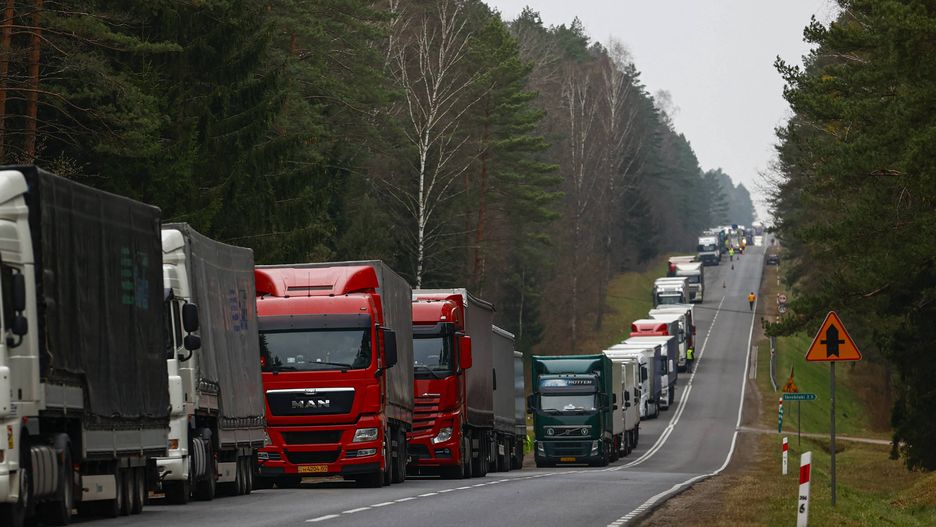 Irregular migrants' waiting at Polish-Belarusian border continueBOBROWNIKI, POLAND - NOVEMBER 15: Trucks wait in a queue of about 30 kilometers due to increase in controls and the transactions at the Bobrowniki border crossing while Polish police direct trucks to the Bobrowniki border gate after Poland's Kuznica border gate was closed for security reasons in Bobrowniki, Poland on November 15, 2021. Abdulhamid Hosbas / Anadolu Agency/ABACAPRESS.COM 
Dostawca: PAP/AbacaAA/ABACABobrowniki, border, granica, migrants, polsko bia�oruska, polsko-bia�oruska, border gate, kolejka, tracki, trucks