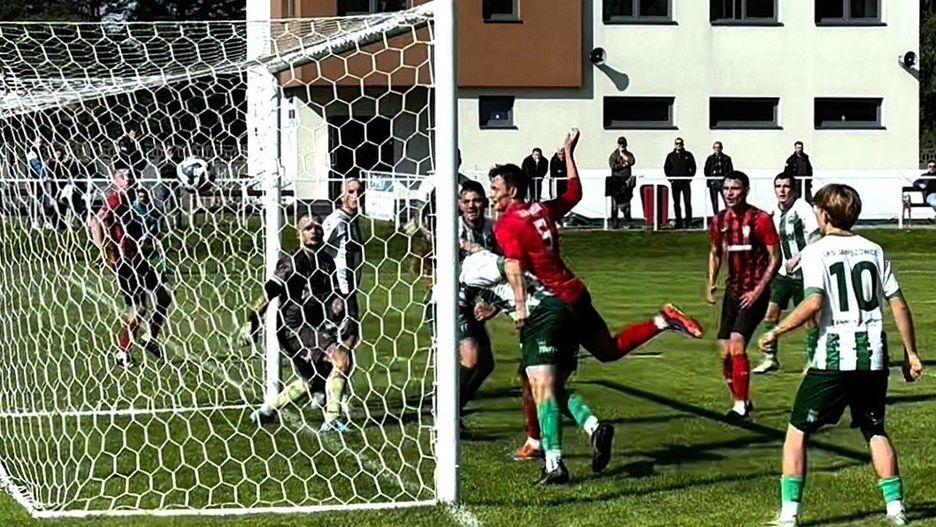 Derby powiatu oświęcimskiego piłkarskiej okręgówki zachodniej Małopolski; LKS Rajsko - LKS Jawiszowice 2:1. Patryk Formas strzela pierwszego gola dla Rajska.