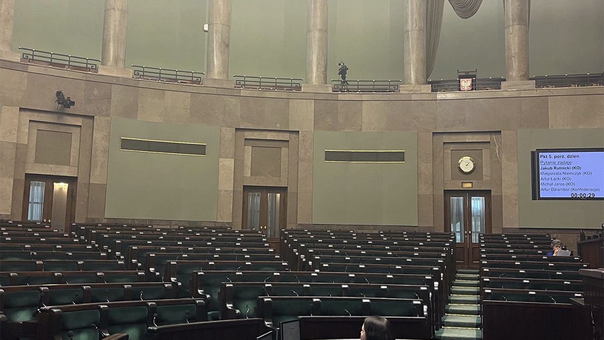 Posłowie mieli lepsze zajęcia niż uczestniczyć w obradach Sejmu na temat Polskiego Ładu