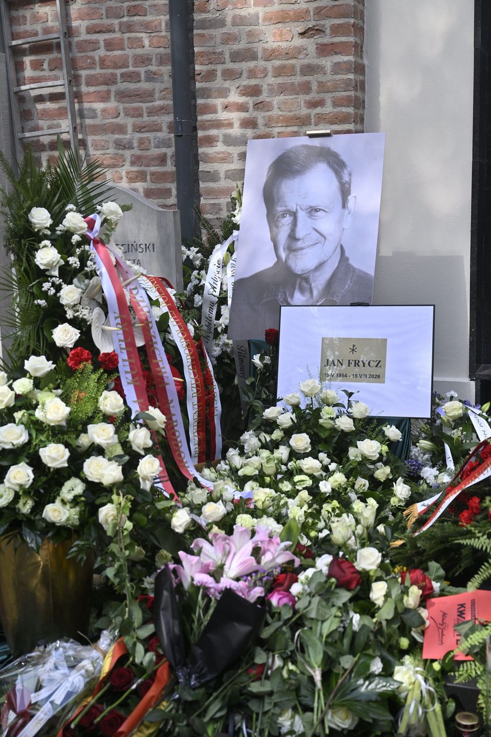 Miejsce pochówku Jana Frycza tonie w wieńcach