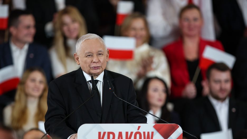 Kraków, 24.11.2024. Prezes PiS Jarosław Kaczyński podczas konwencji Prawa i Sprawiedliwości w hali "Sokół" w Krakowie, 24 bm. Komitet Obywatelski ogłosił prezesa IPN Karola Nawrockiego kandydatem na prezydenta RP. (jm) PAP/Łukasz Gągulski