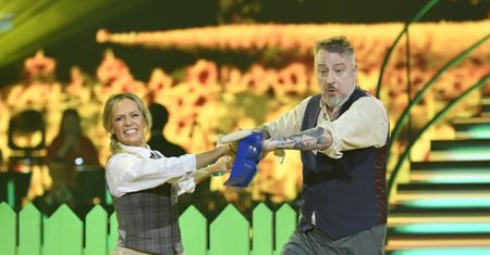 "Taniec z gwiazdami". Piotr Kędzierski zgodził się z kiepskimi ocenami jurorów. Internauci BRONIĄ dziennikarza
