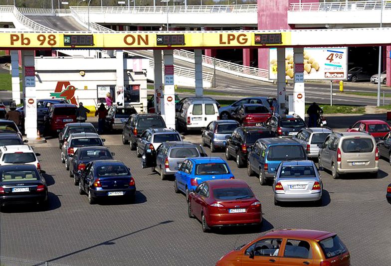 MIB chce ładowarek na parkingach i przewijaków na stacjach benzynowych