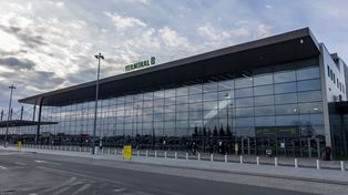 Katowice: Tylu pasażerów na lotnisku w Pyrzowicach jeszcze nie było. Liczba pasażerów zbliża się do miliona. Katowice Airport bije rekord za rekordem