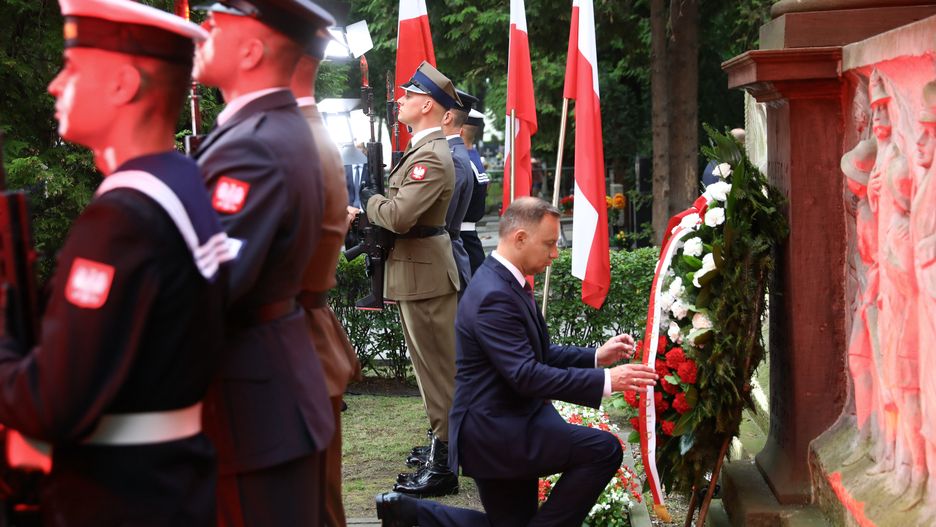 Warszawa, 14.08.2022. Prezydent RP Andrzej Duda (P) podczas Apelu Pamięci przed Pomnikiem Poległych w 1920 r. na Cmentarzu Wojskowym na Powązkach w Warszawie, 14 bm. Trwają obchody Święta Wojska Polskiego i 102. rocznicy zwycięstwa nad bolszewikami w Bitwie Warszawskiej. (jm) PAP/Rafał Guz