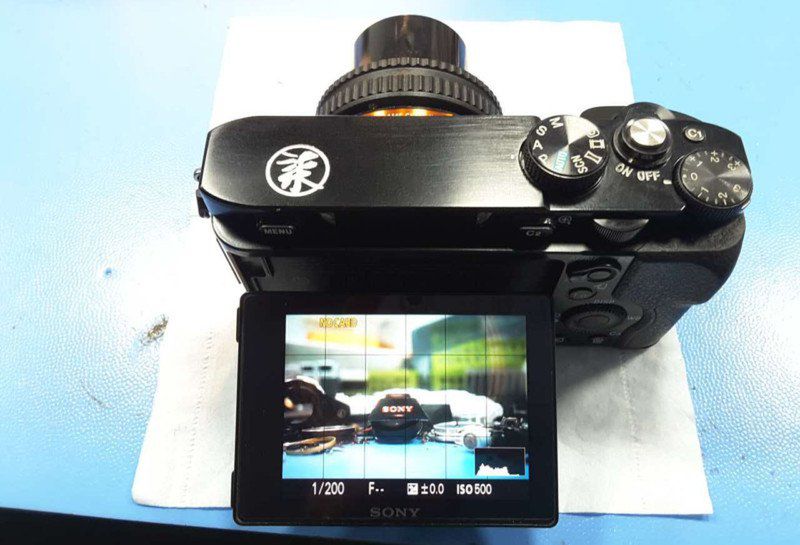 Fotograf uciął wizjer w swoim Sony A7. Dlaczego właściwie to zrobił? 8